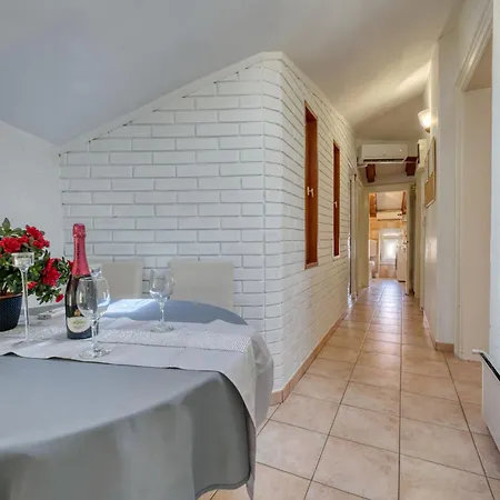 Floreano By Interhome Lejlighed *
